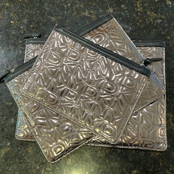 “DKNY” oversized 4 piece travel purse with 3 different sized zipper bags! - Picture 11 of 11